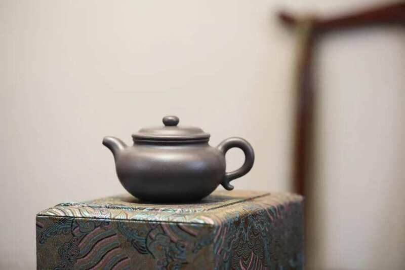 Purple clay teapot one after another in ancient style