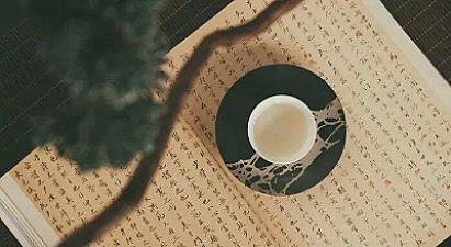 Чай появляется в рту человека. Это жизнь.