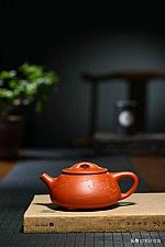 紫砂陶瓷の素材は、土壌をこすって磨くと、色がかげることがないため、古いものと見なされる。