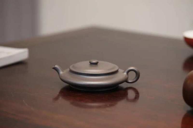 Purpur gefirnis eine Form von leeren flachen Becher