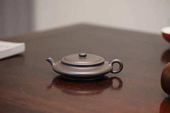 Purpur gefirnis eine Form von leeren flachen Becher