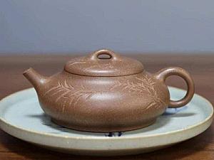 서쪽의 성문은 쾌재이며, 이웃들의 평안을 전해주는 나뭇잎이다.