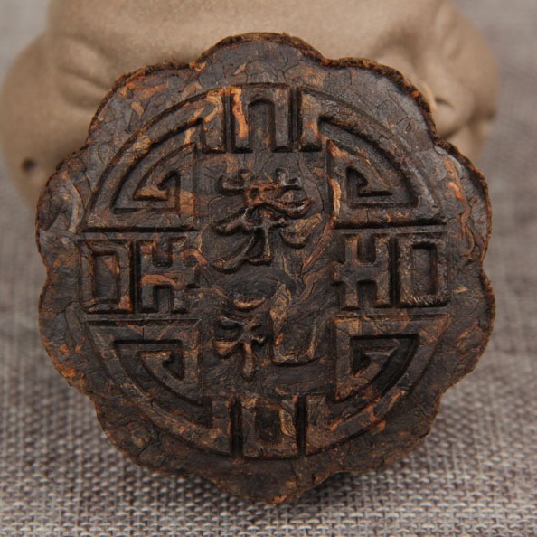 Mooncakes, Pu-erh tea, raw tea, ripe tea, gift box of eight for a heartwarming Mid-Autumn Festival.