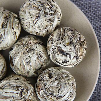 Yunnan Pu'er Tea Raw Tea Purely Handmade Moonlight White Dragon Pearl
