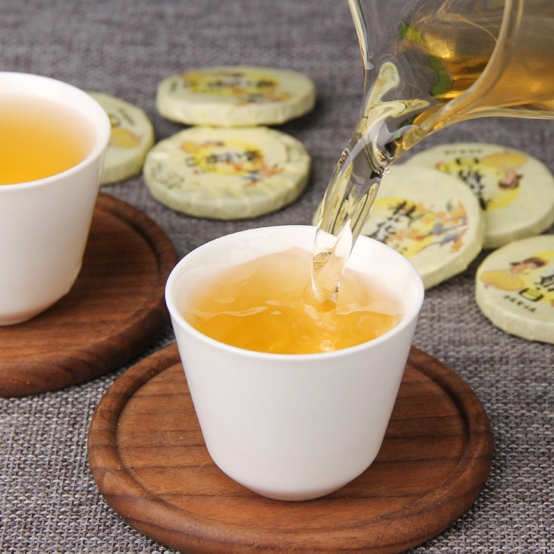 白牡丹白茶小饼，云南产，桂花香。