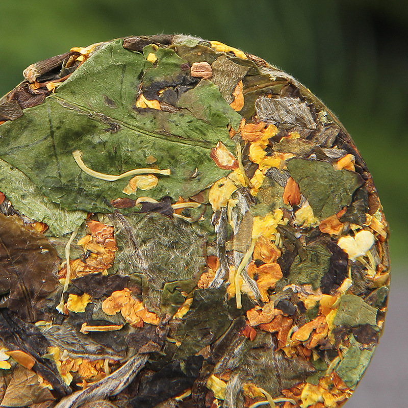 白牡丹白茶小饼，云南产，桂花香。