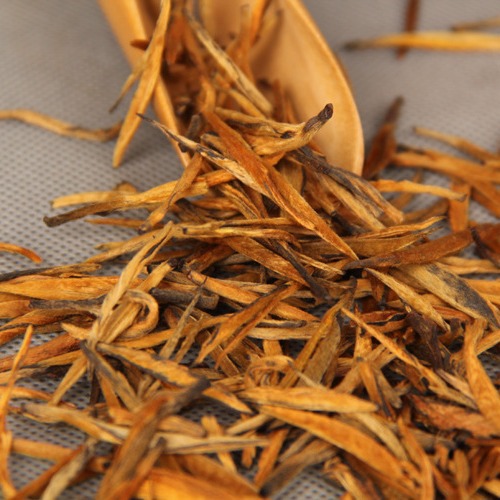 Yunnan Dian Hong tea, orthodox shape, large buds, large golden needles, single buds, straight strips.