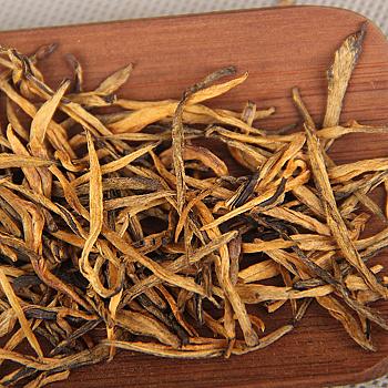 Yunnan Phoenix Qinghong Red Tea, entirely handmade, needle-like appearance, rich and fragrant.