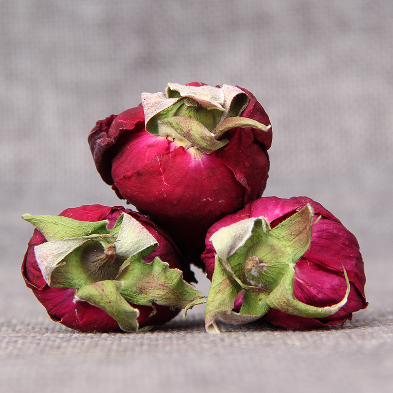 Yunnan Plateau dark red rose flowers are edible rose petals.