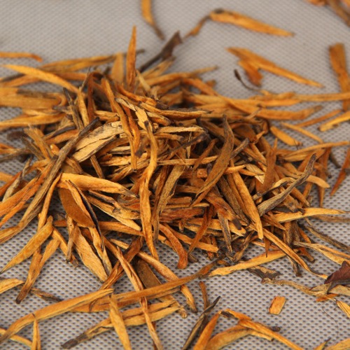 Yunnan Dian Hong tea, orthodox shape, large buds, large golden needles, single buds, straight strips.