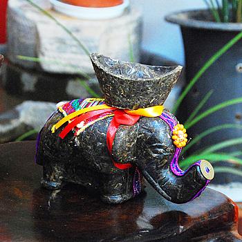 Pu'er tea gifts, ethnic specialty carved tea art, lucky elephant, Pu'er raw tea gift box