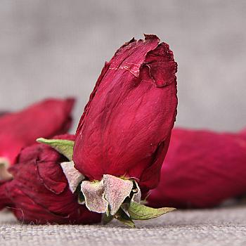 Yunnan Plateau dark red rose flowers are edible rose petals.