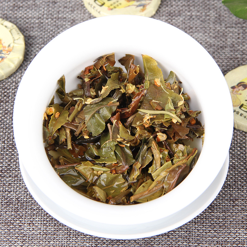 白牡丹白茶小饼，云南产，桂花香。