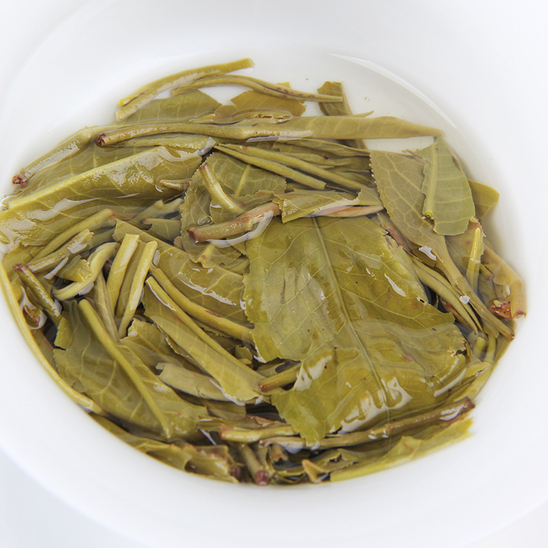 Юньнаньский зеленый чай, весенний сбор, маофэн, серебристые нити, липкий аромат.