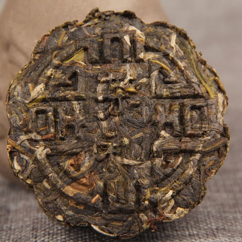 Mooncakes, Pu-erh tea, raw tea, ripe tea, gift box of eight for a heartwarming Mid-Autumn Festival.