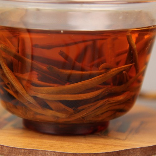 Yunnan Dian Hong tea, orthodox shape, large buds, large golden needles, single buds, straight strips.